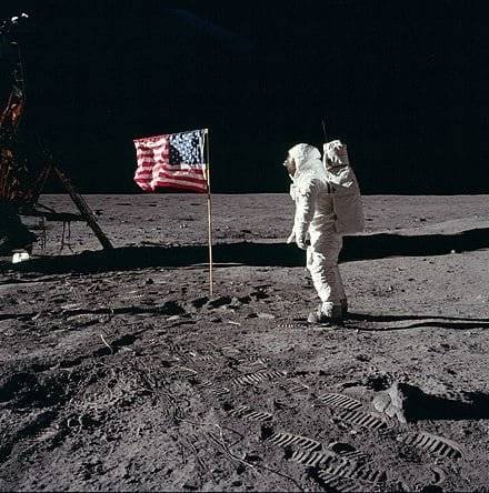 Buzz Aldrin saúda a bandeira dos Estados Unidos na superfície lunar
