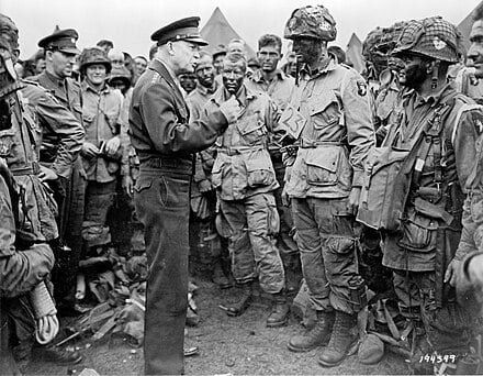 Eisenhower com paraquedistas americanos da 101 Divisão Aerotransportada, em 5 de junho de 1944