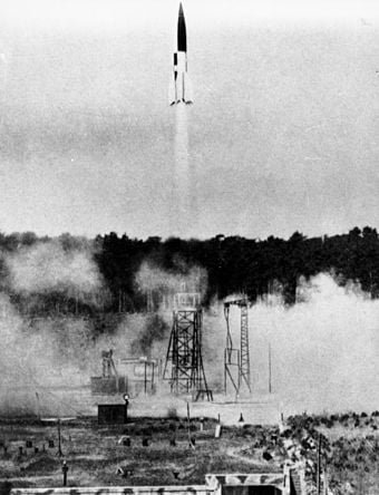 Lançamento de foguete V-2 , Peenemünde , na costa nordeste da Alemanha Báltica (1943).