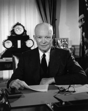 O presidente durante a assinatura do documento relacionado a Doutrina Eisenhower.