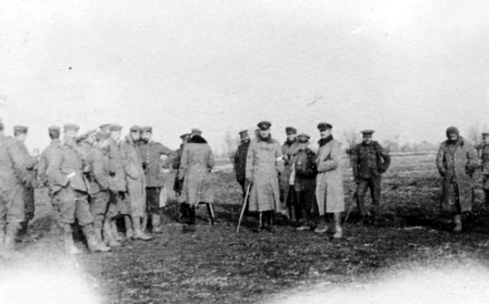 Tropas britânicas e alemãs reunidas em terra de ninguém durante a trégua não oficial