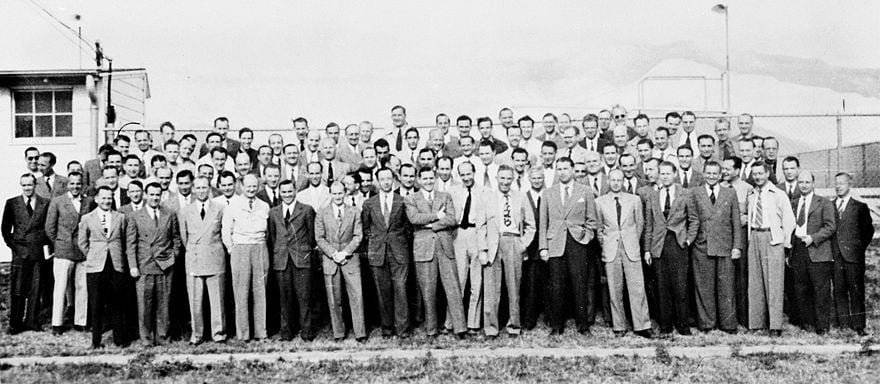 Um grupo de 104 cientistas de foguetes em Fort Bliss antes da Operação PaperClip