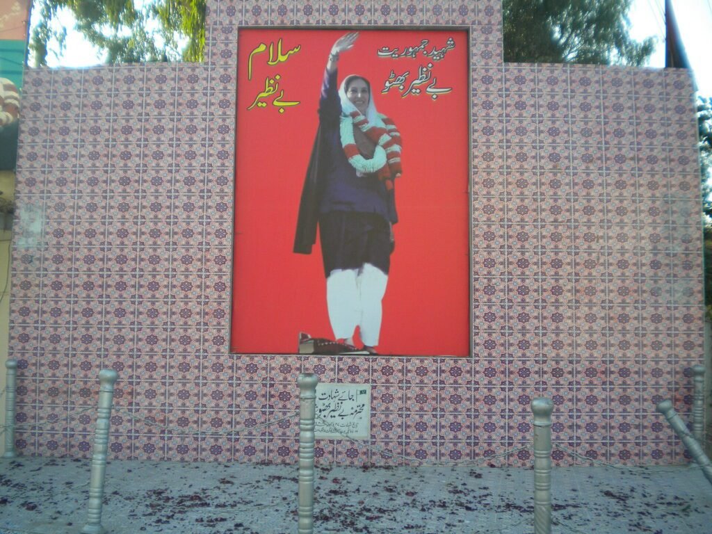 Um memorial a Bhutto erguido no local de seu assassinato