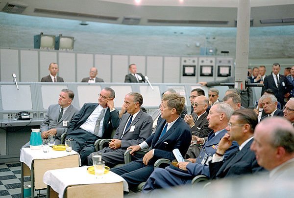 presidente dos EUA John F. Kennedy e o vice-presidente dos EUA Lyndon B. Johnson em 1962 em um briefing no Blockhouse 34