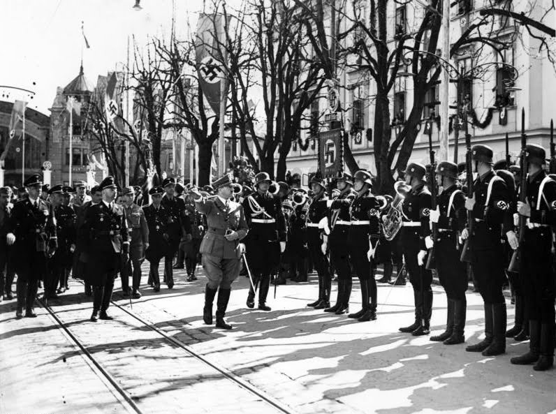 Adolf Hitler inspecionando a Leibstandarte Schutzstaffel SS