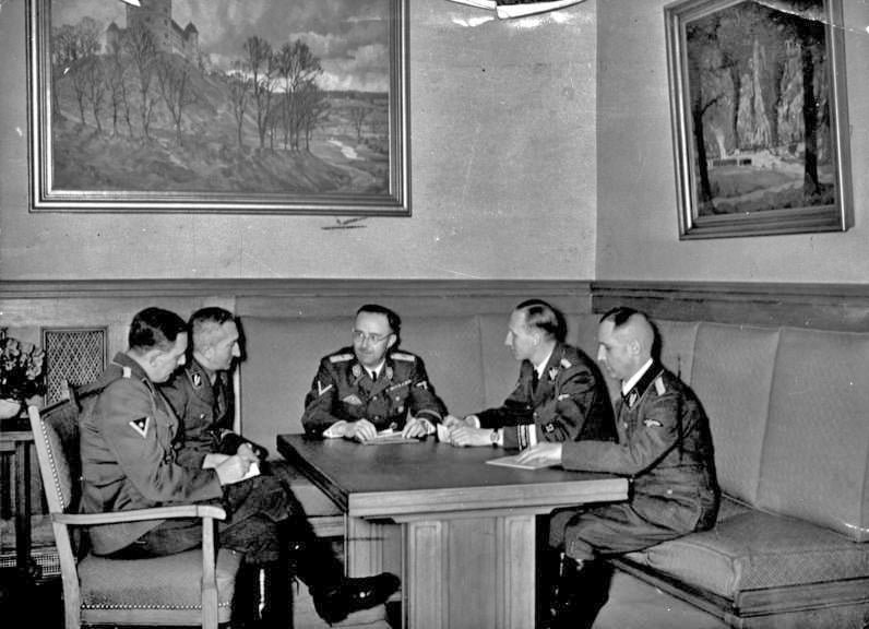 Fotografia de 1939: mostrados da esquerda para a direita são Franz Josef Huber , Arthur Nebe , Heinrich Himmler , Reinhard Heydrich e Heinrich Müller planejando a investigação da tentativa de assassinato à bomba de Adolf Hitler em 8 de novembro de 1939 em Munique