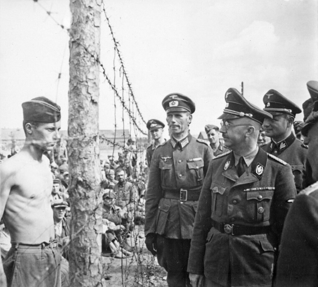 Heinrich Himmler inspecionando um campo de prisioneiros de guerra na União Soviética