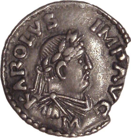 Um denário de Carlos Magno datado de c. 812–814 com a inscrição KAROLVS IMP AVG (Karolus Imperator Augustus) (em latim)