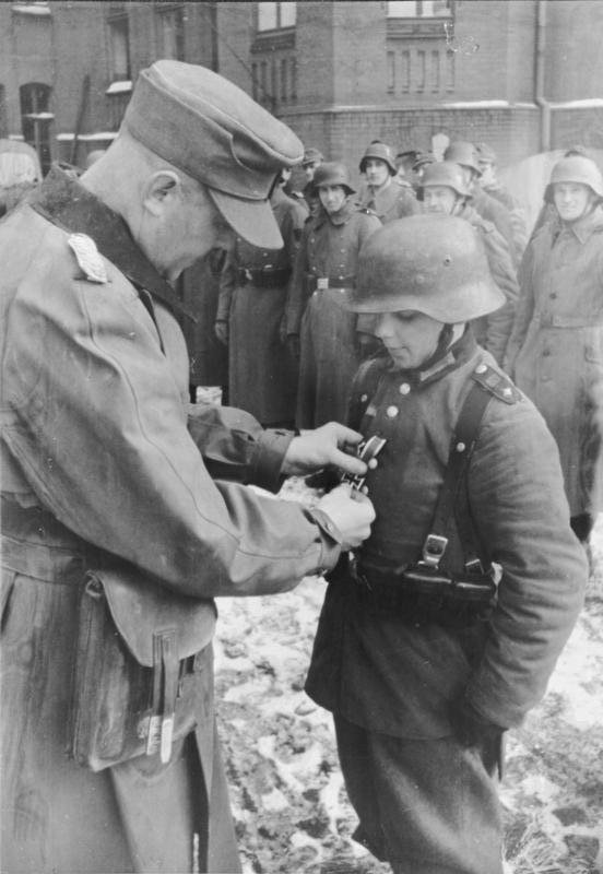 Willi Hübner, de 16 anos, recebendo a Cruz de Ferro em março de 1945