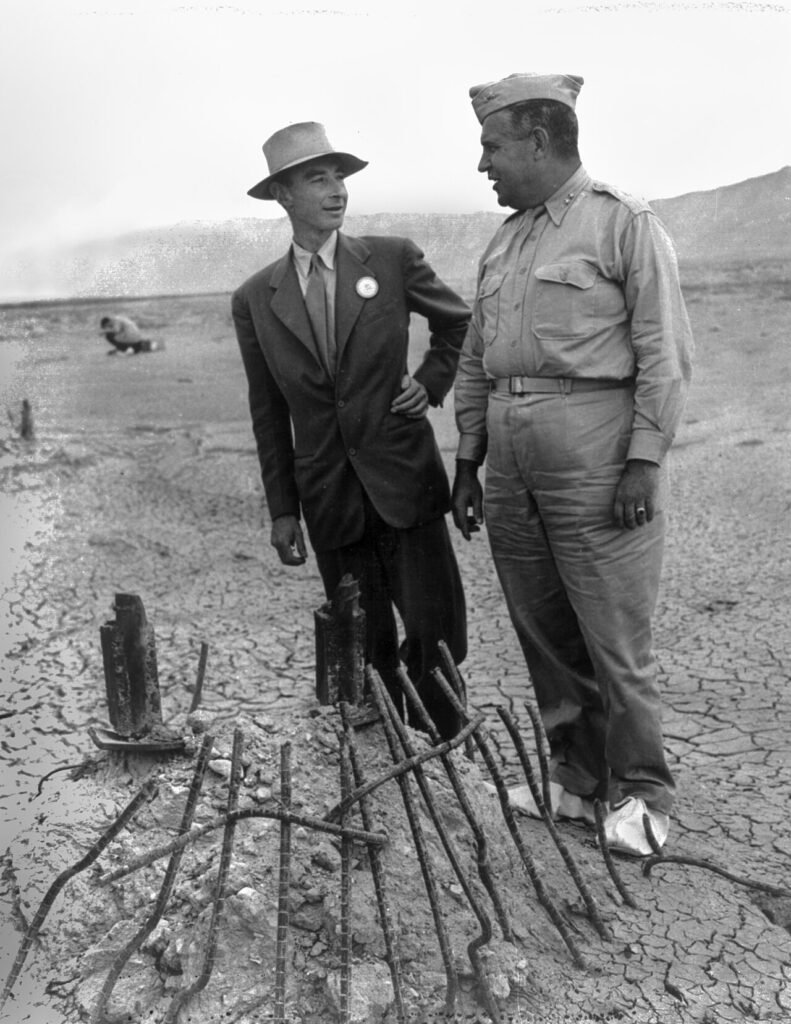 Oppenheimer e Groves nos restos do teste Trinity em setembro de 1945