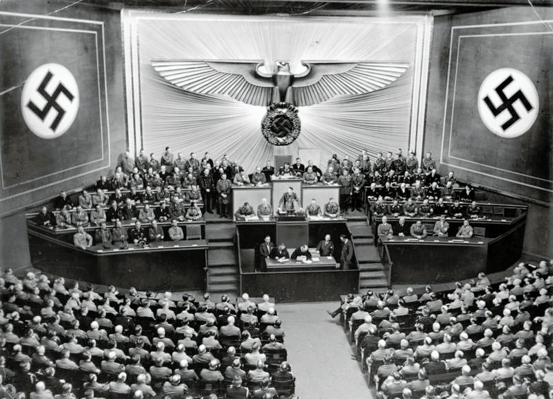 Adolf Hitler, o líder do Partido Nazista e do Terceiro Reich, discursando no Reichstag em 1940.