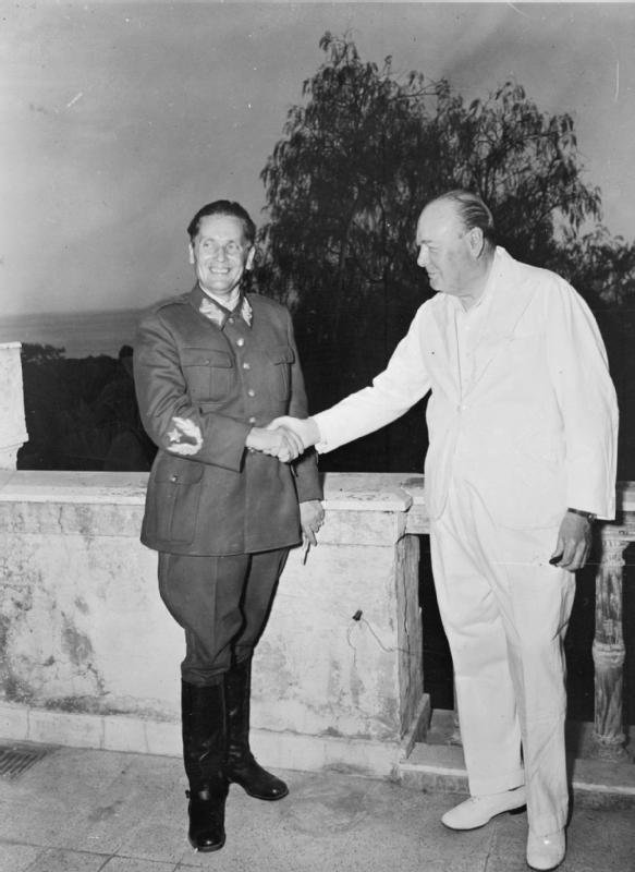 Tito e o primeiro-ministro britânico Winston Churchill em 1944 em Nápoles , Itália.