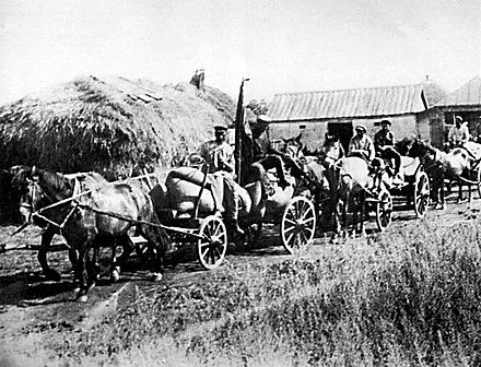 Um "Trem Vermelho" de carroças da fazenda coletiva "Onda da Revolução Proletária" na vila de Oleksiyivka, oblast de Kharkiv, em 1932.