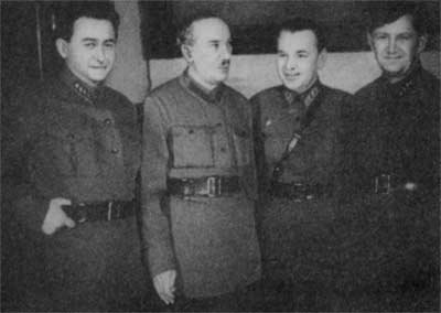 Chefes do NKVD responsáveis pela condução de repressões em massa (da esquerda para a direita): Yakov Agranov ; Genrikh Yagoda ; desconhecido; Stanislav Redens . Todos os três foram eventualmente presos e executados