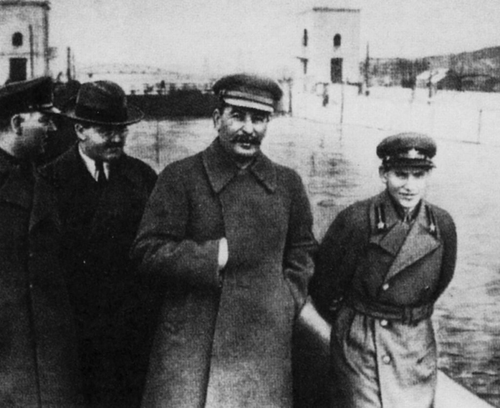 Damnatio memoriae de Nikolai Yezhov. Ele foi postumamente removido de fotos, como aqui, onde estava ao lado de Joseph Stalin.
