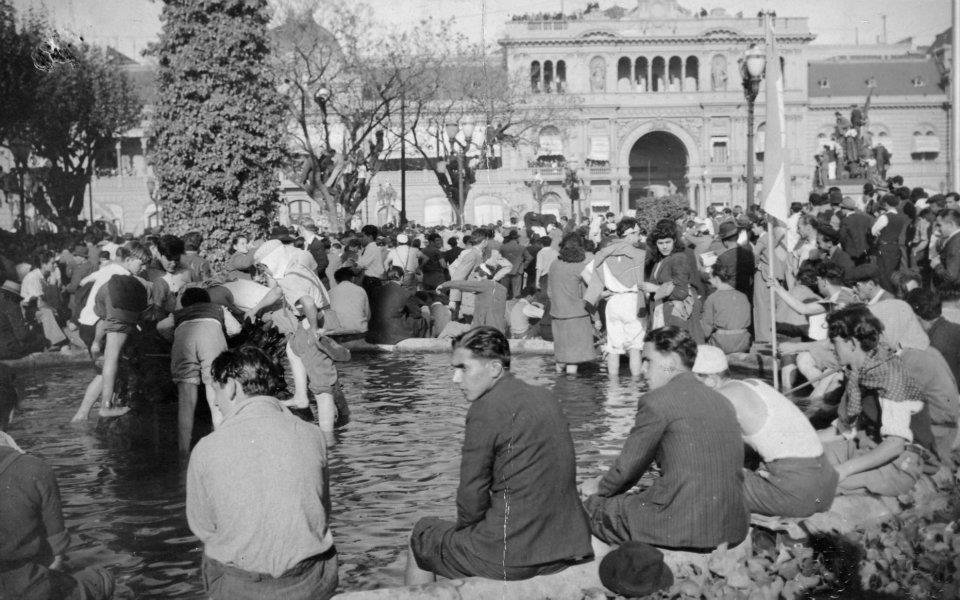 Foto histórica conhecida como As pernas na fonte, de 17 de outubro de 1945, data de fundação do peronismo