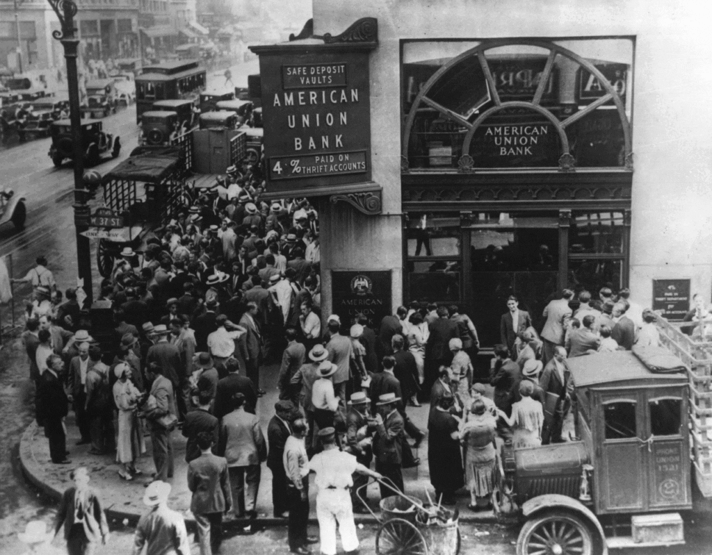 Multidão no American Union Bank de Nova York durante uma corrida aos bancos no início da Grande Depressão