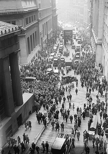 Multidão reunida em Wall Street após a crise da Grande Depressão de 1929.