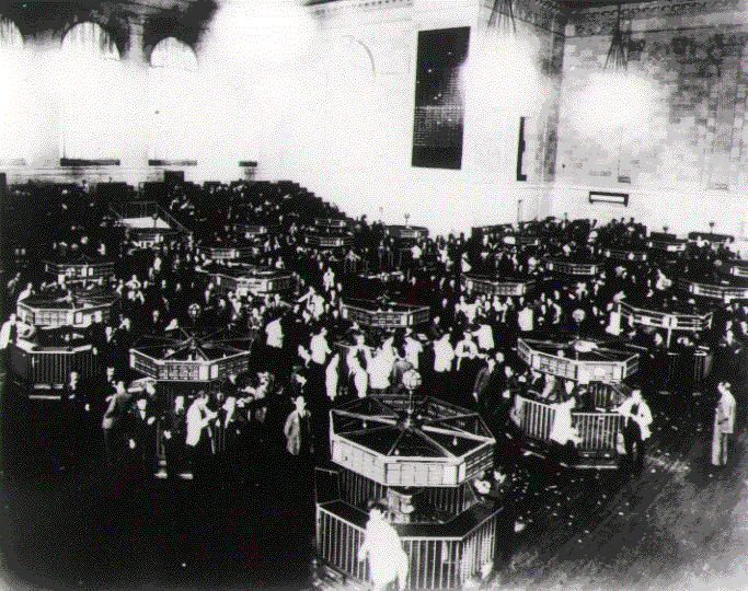 O pregão do prédio da Bolsa de Valores de Nova York em 1930, seis meses após a crise de 1929.