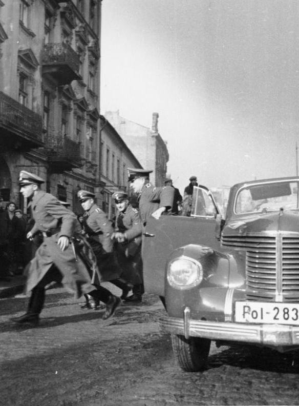 Pessoal do SD durante uma łapanka (prisão aleatória) na Polônia ocupada