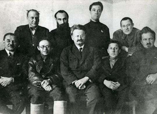 Os líderes da Oposição de Esquerda Trotskista em Moscou, 1927 (sentados: Leonid Serebryakov , Karl Radek , Leon Trotsky, Mikhail Boguslavsky e Yevgeni Preobrazhensky ; em pé: Christian Rakovsky , Yakov Drobnis , Alexander Beloborodov e Lev Sosnovsky).