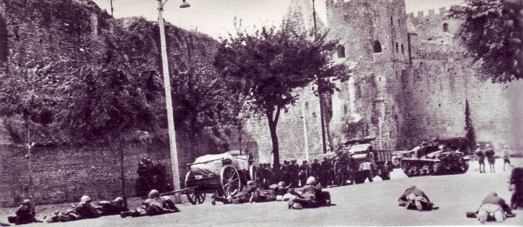 Soldados italianos se preparando para enfrentar os alemães na Porta San Paolo , em Roma , 10 de setembro de 1943