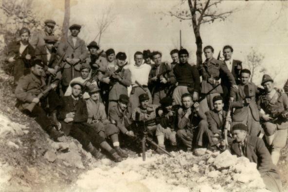 Um grupo de guerrilheiros italianos da Resistência Italiana na Segunda Guerra Mundial