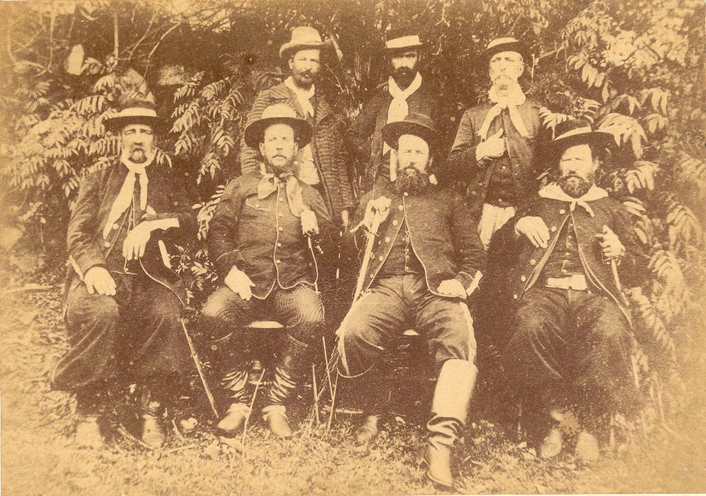 Os principais líderes da revolução; Aparício ao lado de seu irmão Gumercindo Saraiva, ambos ao centro, em 1893