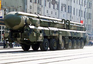 Um ICBM móvel soviético RT-2PM Topol.