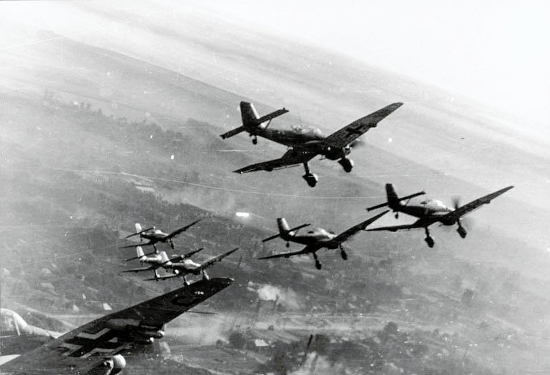 O bombardeiro de mergulho Ju 87 "Stuka" foi usado em operações blitzkrieg.