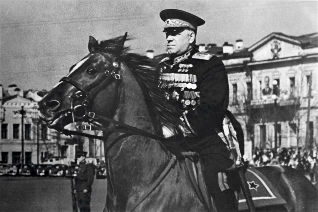 Zhukov em um desfile da vitória do pós-guerra em Sverdlovsk, entre 1948-1950.