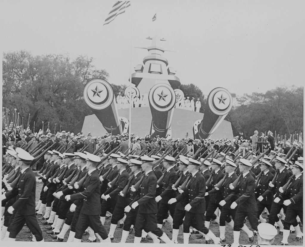 Tropas marchando em cerimônias em homenagem a Nimitz.