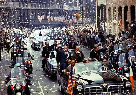 Aldrin, Collins e Armstrong desfilando em 13 de agosto de 1969 em Nova Iorque durante uma celebração pela Apollo 11.