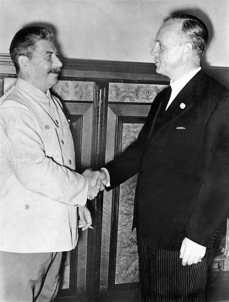 Stalin e Ribbentrop apertando as mãos após a assinatura do pacto no Kremlin.