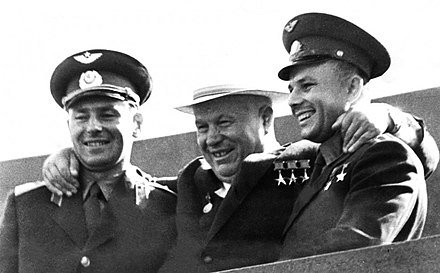 Gherman Titov, Nikita Khrushchev e Gagarin na Praça Vermelha em 20 de novembro de 1961.