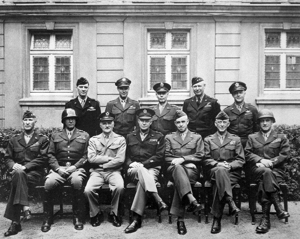 
A partir da esquerda, a primeira fila inclui os oficiais do exército: Simpson, Patton, Spaatz, Eisenhower, Bradley, Hodges e Gerow em 1945.