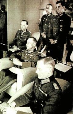 Um encontro entre o círculo interno da resistência militar e Rommel em Mareil-Marly, 15 de maio de 1944. A partir da esquerda, Speidel – atrás, Rommel – centro, Stülpnagel – frente. O oficial à esquerda é Rudolf Hartmann. Os outros são desconhecidos.