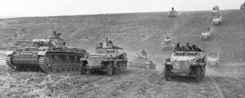 Tanques e infantaria mecanizada da 24ª Divisão Panzer avançando pela Ucrânia , junho de 1942, tipificando forças de armas combinadas em movimento rápido da clássica blitzkrieg