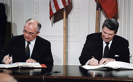 O secretário-geral soviético Gorbachev e o presidente dos EUA Reagan assinam o Tratado INF , 1987.