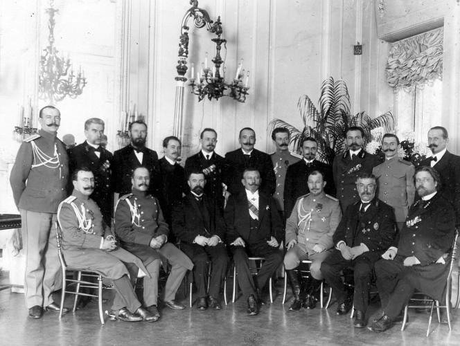 A Okhrana foi fundada na Rússia em 1880 e tinha a tarefa de combater a espionagem inimiga. Foto do grupo Okhrana de São Petersburgo, 1905.