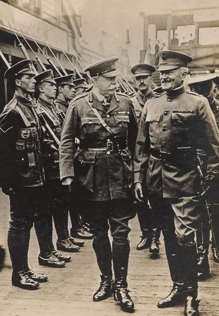 Major General John J. Pershing, o recém-nomeado Comandante-em-Chefe (C-in-C) das Forças Expedicionárias Americanas (AEF), retratado aqui junto com o Major General Tom Bridges do Exército Britânico , inspecionando uma Guarda de Honra em A chegada de Pershing a Liverpool, junho de 1917.