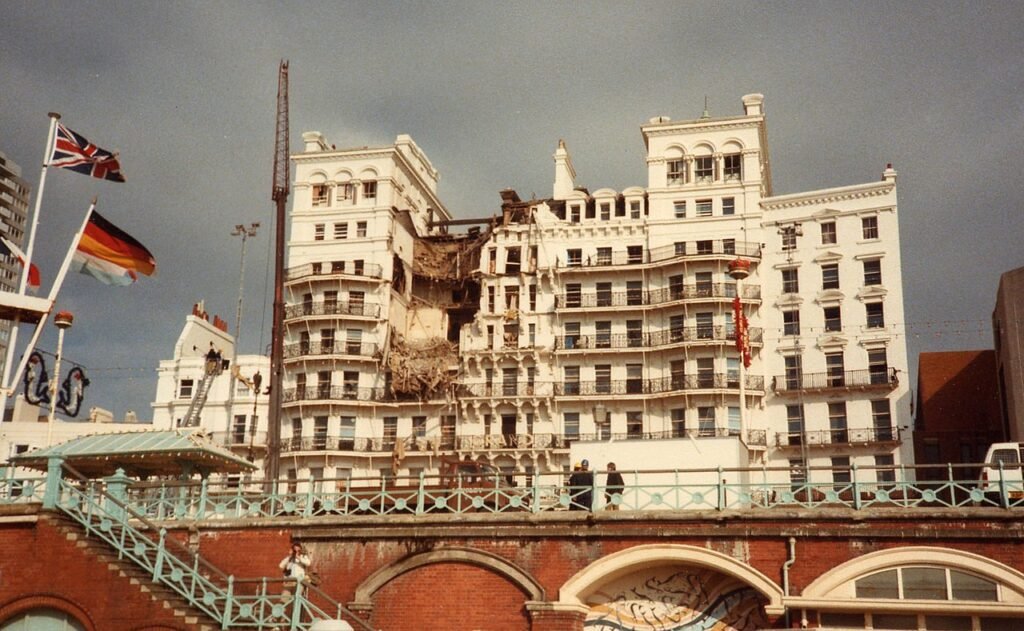 O Grand Hotel na manhã seguinte ao bombardeio.