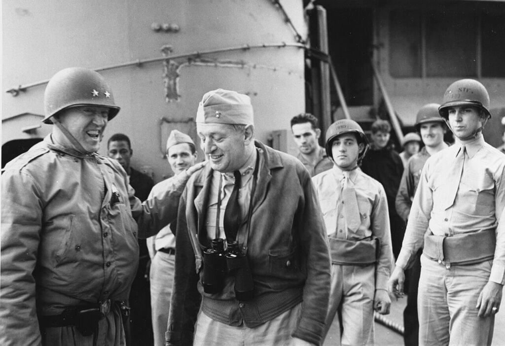 Patton (à esquerda) com o contra-almirante Henry Kent Hewitt a bordo do USS Augusta , na costa do Norte da África , novembro de 1942.