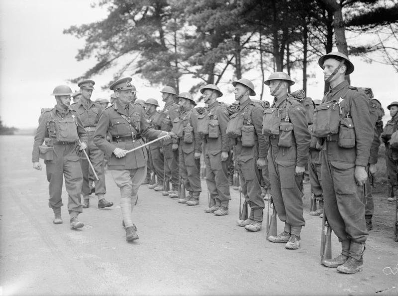 Montgomery inspecionando homens do 7º Batalhão, Regimento de Suffolk , em Sandbanks perto de Poole , Dorset , 22 de março de 1941. À sua direita, usando um boné pontudo , está o Brigadeiro Gerald Templer , comandando a 210ª Brigada , a formação parental do 7º Suffolks.