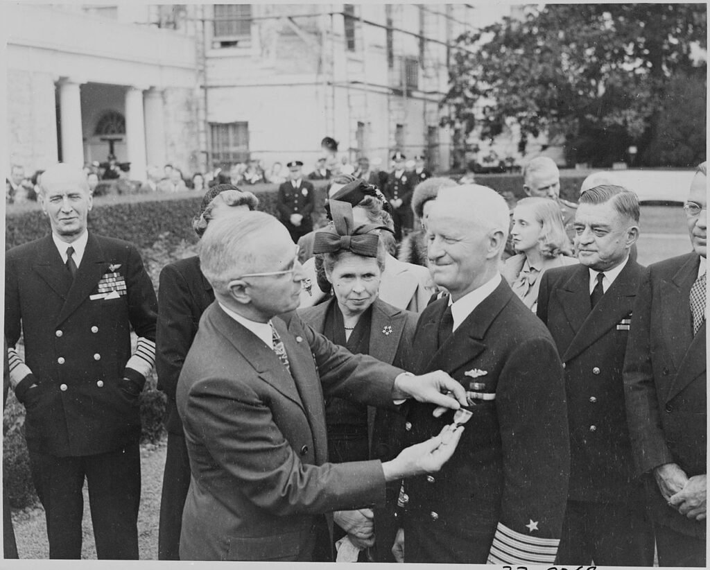 Presidente Harry Truman decorando o almirante Nimitz com uma estrela dourada em 5 de outubro de 1945.