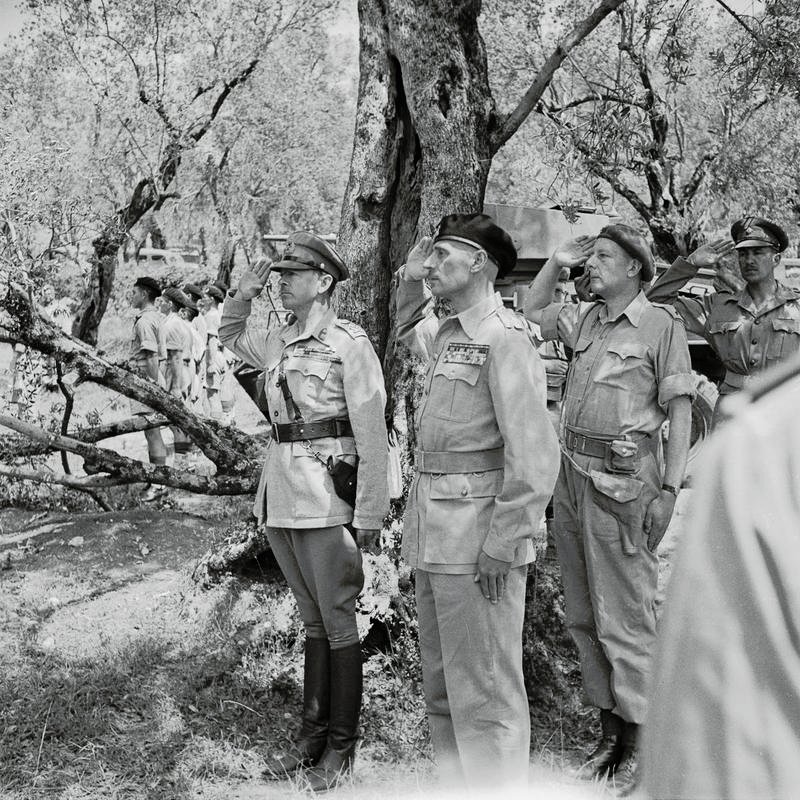 O General Władysław Anders e o Comandante dos Exércitos Aliados na Itália, General Harold Alexander , saudam, após Alexandre ter investido Anders com a Ordem do Banho em reconhecimento aos serviços poloneses em Monte Cassino. O tenente Eugeniusz Lubomirski, ajudante de Anders, está atrás de seu comandante.