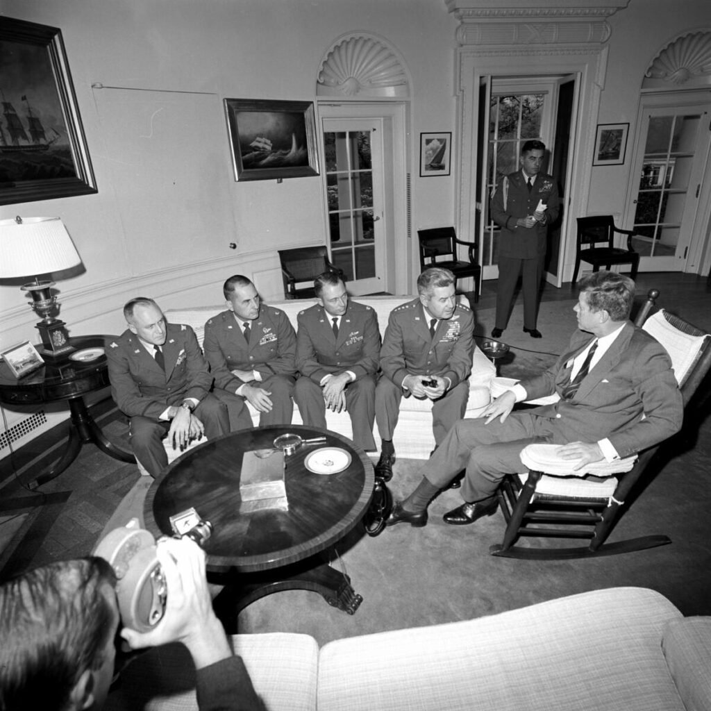 General LeMay conversou com o Presidente Kennedy no Salão Oval, na Casa Branca, em outubro de 1962.