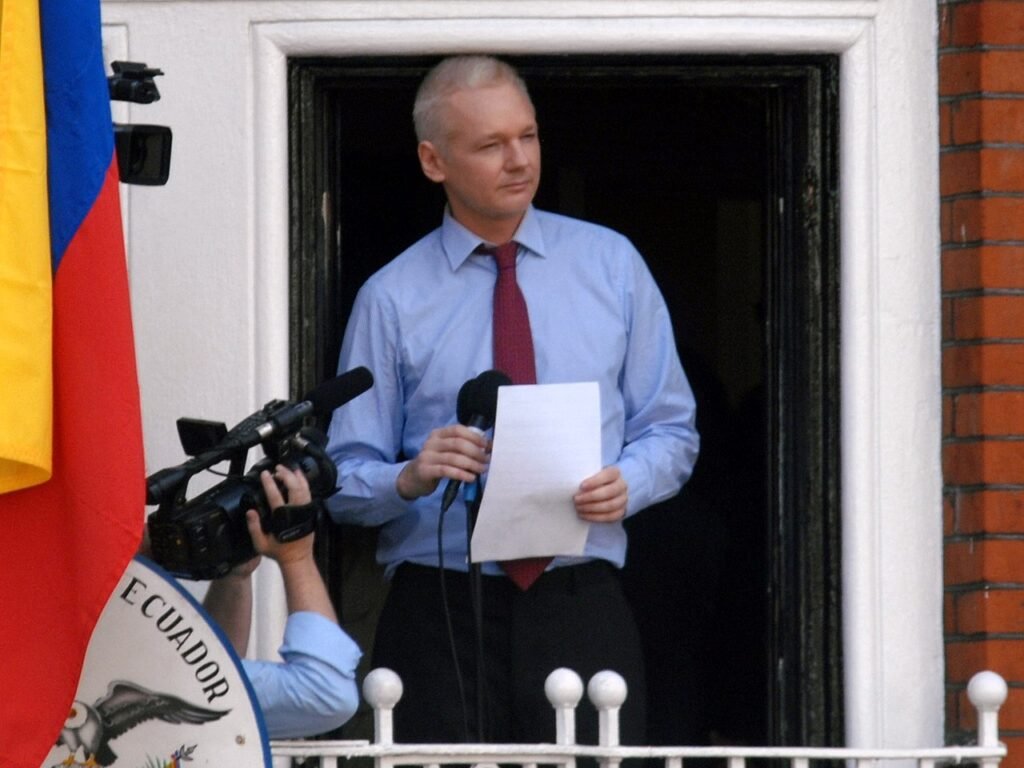 Assange na varanda da embaixada do Equador em Londres em 2012.