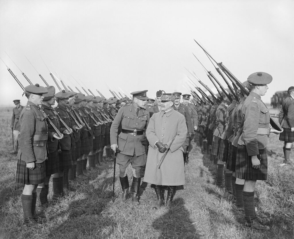 Foch e Douglas Haig inspecionando os Gordon Highlanders, 1918.