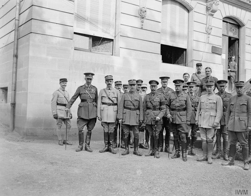 Foch, Weygand , Haig , Pétain e outros oficiais britânicos e franceses junto ao rei Jorge V, em 1918.